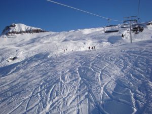 Piste onder de skilift in Flaine in Grand Massif