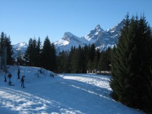 Skipiste Les Carroz met restaurant en uitzicht op de bergen van het Grand Massif