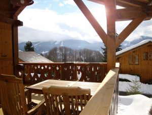 Uitzicht vanaf het balkon van Verchaix op le Grand Massif wintersport in de winter