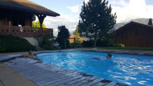 Zwembad bij vakantiehuis La Tulipe in Verchaix in de Vallée Du Haute Giffre