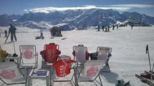 Lekker ligstoelen aan de piste in Grand Massif met uitzicht over de Mont Blanc